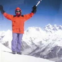 Bogdan Ambrožič na vrhu Mera Central, v ozadju Mont Everest in Lotse