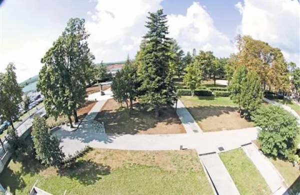 Obnovljen park naj bi postal prostor druženja različnih generacij in mestna prečna povezava