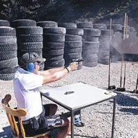 Z lisicami in pi&scaron;tolo v koži aretiranca