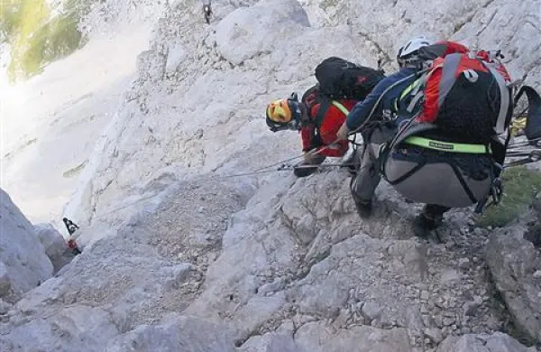 Do plasninke, ki je obležala na skalnem previsu so peš prišli gorski reševalci.