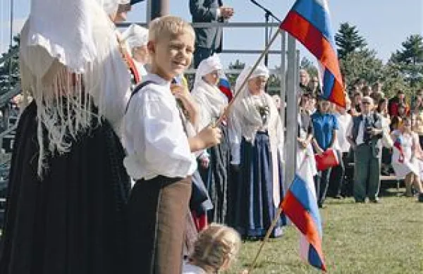 Na bazovi&scaron;ki gmajni se je premier poklonil &scaron;tirim junakom