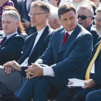 Na bazovi&scaron;ki gmajni se je premier poklonil &scaron;tirim junakom