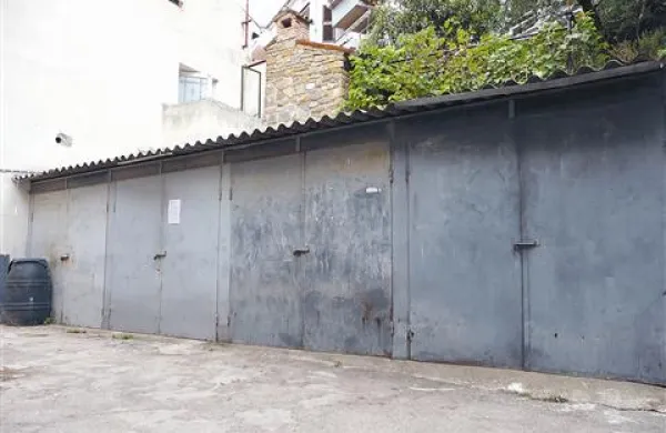 Montažne garaže kmalu ne bodo več kazile Resslove ulice
