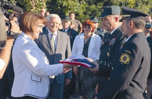 V okviru občinskega praznika sta v soboto območno združenje veteranov vojne za Slovenijo in društvo veteranov Sever v Dornberku  odkrila spominsko obeležje in postavila  spominski plošči na dveh domačijah, na katerih sta bili v letih 1990 in 1991 tajni skladišči orožja in streliva. Prireditve se je udeležila tudi ministrica za obrambo Ljubica Jelušič (v osredju).