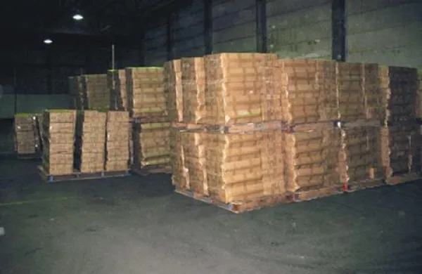 Za torbami se je skrivalo 12.880 kilogramov tobaka.