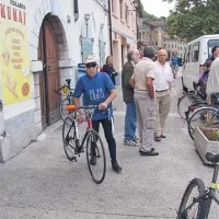 Pietro Lonzarich se odpravlja na start.  85 let nosi z lahkoto, njegova čelada pa ima že več kot 50 let.