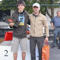 Marko Vojska je vzel pršut in pokal ter odbrzel proti Šebreljam, na stopničke pa sta se povzpela  drugi Rok Puhar (Olimpik, levo) in tretji Tomaž Ferjančič (Nanos)