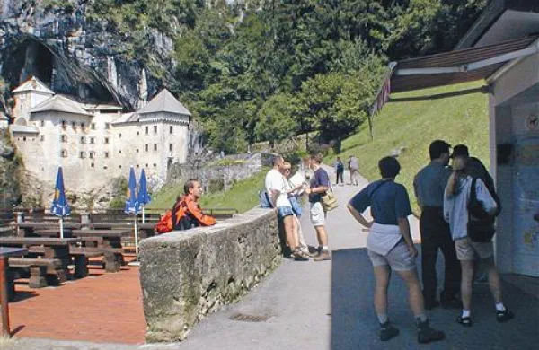 Avgusta si je Predjamski grad ogledalo rekordno število obiskovalcev