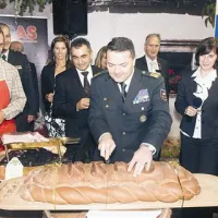 V veliko štruco kruha s teranom Pekarne Gorjansko je zarezal generalmajor Alan Geder, namestnik načelnika generalštaba Slovenske vojske. Ob njem je predsednik OOPZ Sežana Milan Škapin.
