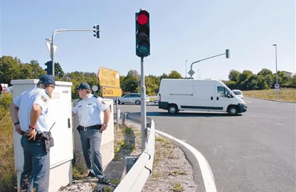 Policista sta včeraj ročno preklapljala luči na kozinskem semaforju