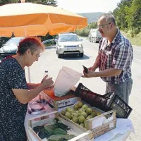 “Kdor hoče kupiti, se ustavi in kupi,” je povedala prodajalka fig iz Pobegov