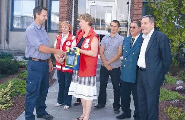 Avtomatski defibrilator bo  pomagal  reševati življenja Plaminih delavcev in okoliških krajanov