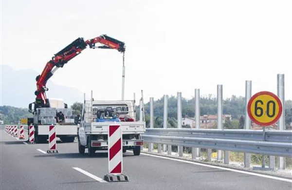 Protihrupno ograjo bodo postavili do konca septembra. Kdaj bodo nanjo postavili sončno elektrarno, še ni jasno. 