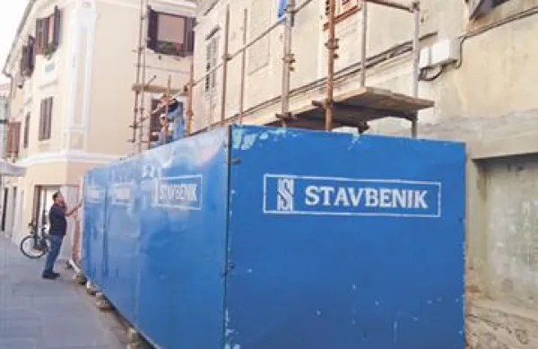 Stavbenik naj bi sklenil obnovo občinskih prostorov na Ljubljanski 17 v prvi polovici prihodnjega leta.