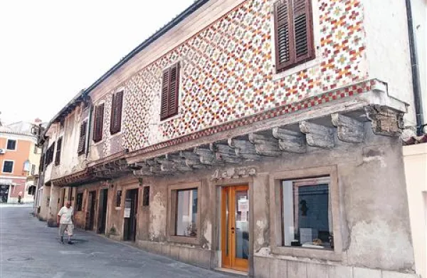 Spomeniško zaščiten stavbni niz v Kidričevi ulici  št. 29, 31 in 33 je le še bleda senca primera redko ohranjene gotske stanovanjske arhitekture iz 14. stoletja  
