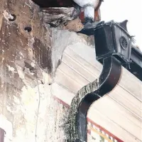 Slabo vzdrževanje in zob časa sta naredila svoje, saj je pročelje stavb nevredno naziva spomenika lokalnega pomena   