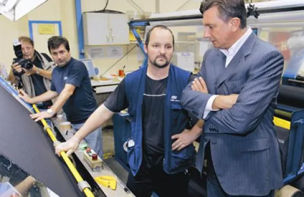 Premier Borut Pahor je danes v družbi Radićeve in Svetlika obiskal Prevent in Boxmarkovo proizvodnjo v Slovenj Gradcu.