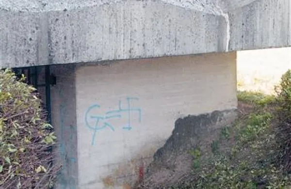 Grafite, s katerimi so vandali popisali spomenik na Hribu svobode, so že očistili