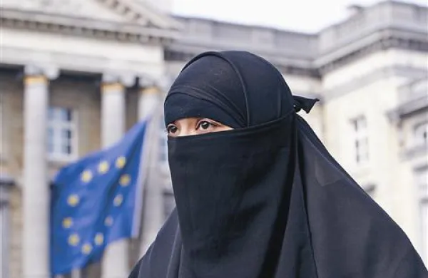 V Franciji živi največja muslimanska manjšina v Evropi s pet do šest milijoni članov, kritiki zakona pa zatrjujejo, da burko nosi samo 1900 francoskih muslimank