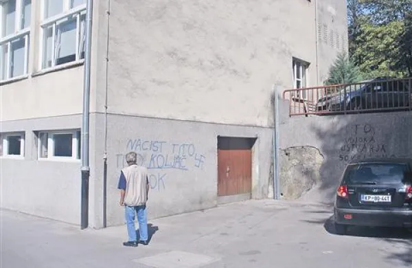 Policija še išče  avtorje žaljivih grafitov  
