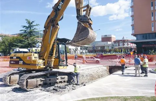 Ko so postavljali krožišče, namenoma niso uredili dela ceste, kjer sedaj postavljajo vročevod, pravijo na občini. Med gradnjo ne posegajo v to, kar je v krožišču že narejeno. 