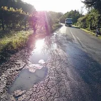  Voznikom povzroča sive lase asfalt, poln lukenj