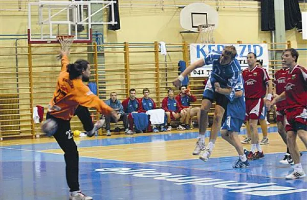 Med drugimi je izolske vrste okrepil tudi vratar Dragan Kević (levo)