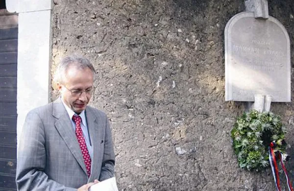Ob Rožančevi  spominski plošči v Volčjem gradu je zbrane nagovoril Edvard Kovač