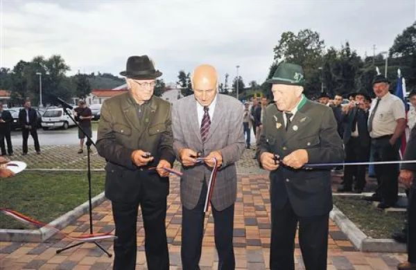 Hladilnico sta ob županu Francu Mužiču odprla častna člana LD Jožko Movia (desno) in Roman Mavrič