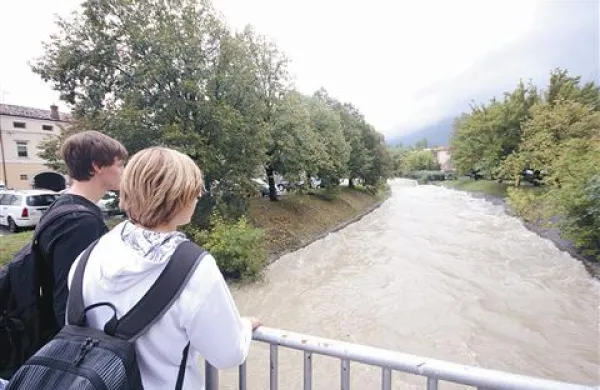 Močno narasel Hubelj je včeraj že povzročal skrbi