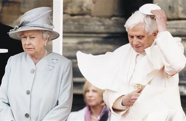 Kraljica Elizabeta in papež Benedikt XVI. včeraj v Edinburghu