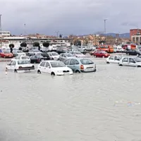 V Kopru bodo po potrebi zapirali parkirišče za tržnico, ki ob večjih nalivih poplavlja