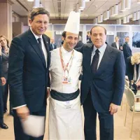 Borut Pahor, Tomi Kavčič in Silvio Berlusconi  po kosilu v Bruslju. Italijanski premier si zdaj želi priti še na  Zemono.