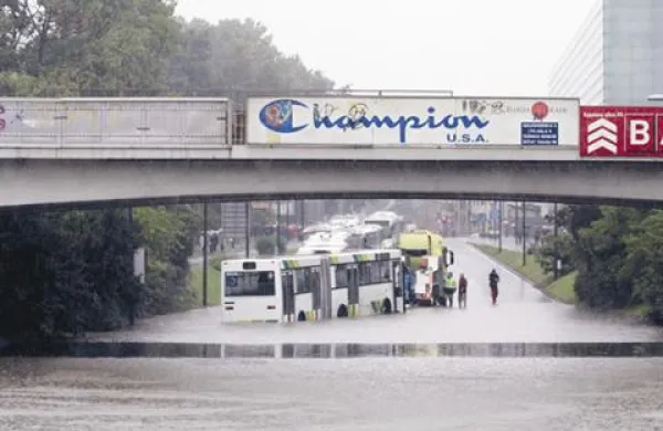 Obilo vode na Celovški ulici v Ljubljani 