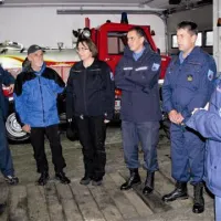 Ministrica za obrambo dr. Ljubica Jelušič,  Boris Balant, generalni direktor Uprave za zaščito in reševanje RS,  poveljnik regijskega štaba Civilne zaščite Samo Kosmač,  poklicni gasilci GRC Ajdovščina, občinski štab Civilne zaščite, poveljnik Igor Benko, župan Marjan Poljšak Foto: Alenka Tratnik