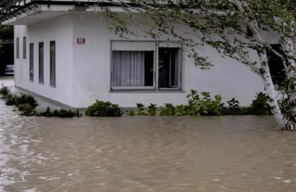 Reke poplavljajo, vodostaji se bodo &scaron;e dvigali