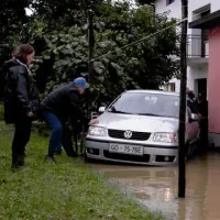 Reke poplavljajo, vodostaji se bodo &scaron;e dvigali