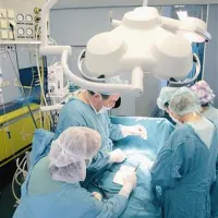 V splošni bolnišnici Dr. Franca Derganca Nova Gorica na leto približno sto operacij raka na dojki. Na odseku za bolezni dojk si zato prizadevajo za nakup najsodobnejše aparature - margin probe, s pomočjo katere je mogoče že med samo operacijo ugotoviti, ali je rakavo tkivo povsem odstranjeno iz dojke. Na fotografiji: zdravnika Vanja Jelinčič (levo) in Neda Bizjak z ekipo med operacijo dojke