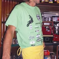 Giorgio Lorenzi upravlja družinsko gostilno “pri Gelmotu”, kamor zahajajo povečini Slovenci 