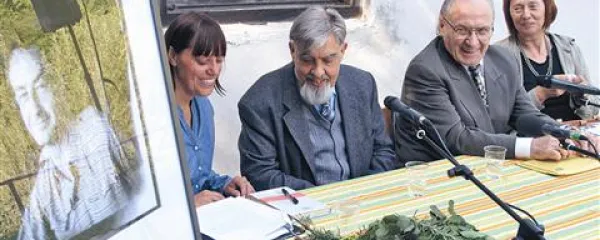 O Kosmaču in njegovem delu so se pogovarjali (z leve) predsednica Združenja književnikov Primorske Magdalena Svetina Terčon, pesnik Ciril Zlobec, pisatelj Saša Vuga in slovenistka Marija Mercina