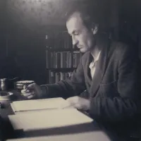 Ciril Kosmač (1910-1980): “Da, pišem tako počasi in s tako muko, kakor bi drvarju naročili, naj s pipcem podere stoletni hrast.”
