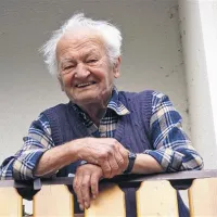 Z balkona sosednje hiše je štorijam o pisatelju prisluhnil njegov mlajši, danes 95-letni brat Ladko Kosmač