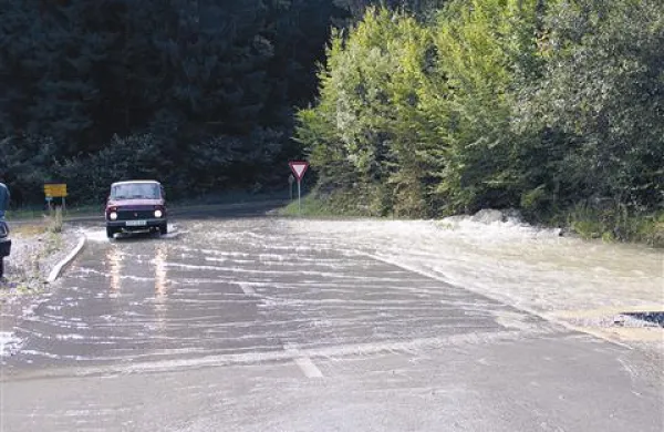 Ob cesti iz Bukovja proti motelu Erazem je ob vznožju hriba bruhala voda, ki je poplavlja cesto in bližnje objekte