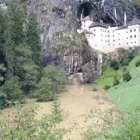 Dolino pod Predjamskim gradom je potok Lokva spremenila v jezero. Tako visoke vode, v kateri so utonile štiri hiše, se ne spominjajo niti najstarejši Predjamci.