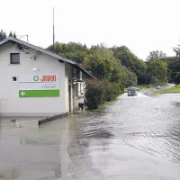 Voda je zalila prostore Javorjeve tovarne v Belskem, kjer danes ne bodo mogli delati
