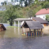 Pivka, ki je poplavila območje pri Postojnski jami, je prevrnila čebelnjak, v katerem je bil informacijski center