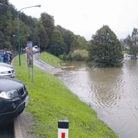 Zaradi poplavljenih parkirišč so imel pri Postojnski jami nemalo problemov - kam z avtobusi in avtomobili 3000 napovedanih agencijskih in ostalih obiskovalcev