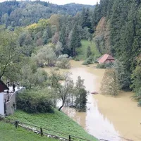 Mlin ob potoku Lokvi je izginil pod vodo, tri hiše pod Predjamskim gradom pa je niso odnesle veliko bolje