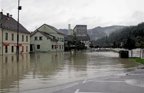 Reka Savinja je sredi noči poplavila središče Laškega