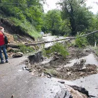 Zaradi plazu je na 600 metrov dolgem odseku popolnoma uničena regionalna cesta Lokavec-Predmeja, razmere so se včeraj slabšale iz ure v uro